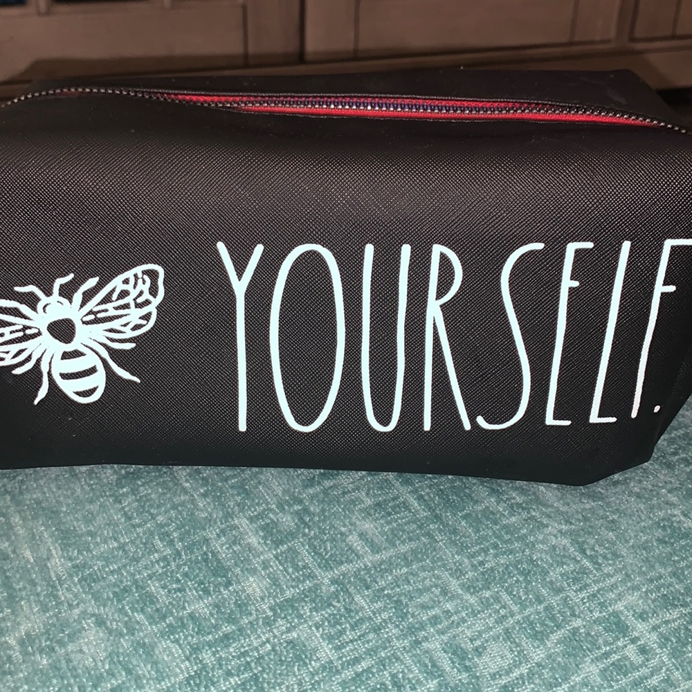 🐝 yourself. Makeup bag spacious easy to clean gently used decent size